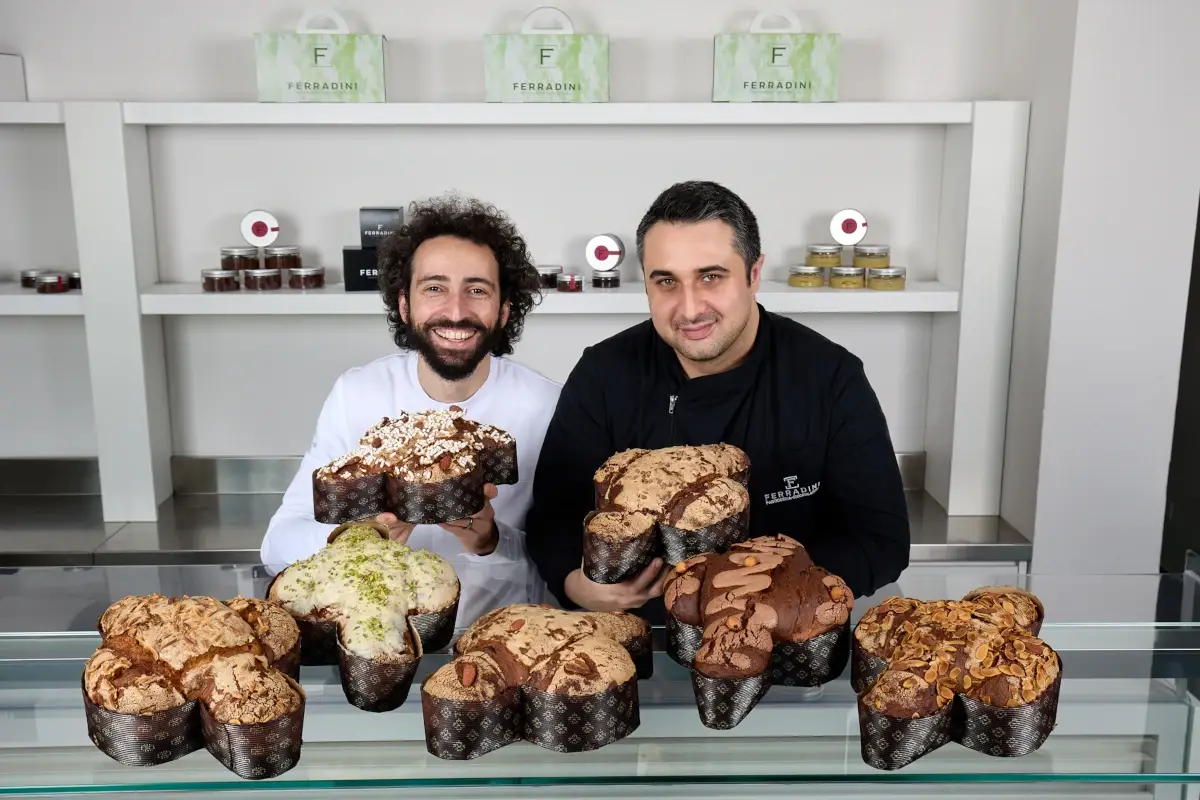 Franco Aliberti e Francesco Ferradini con le due colombe Aliberti-Ferradini: colomba a 4 mani per Pasqua