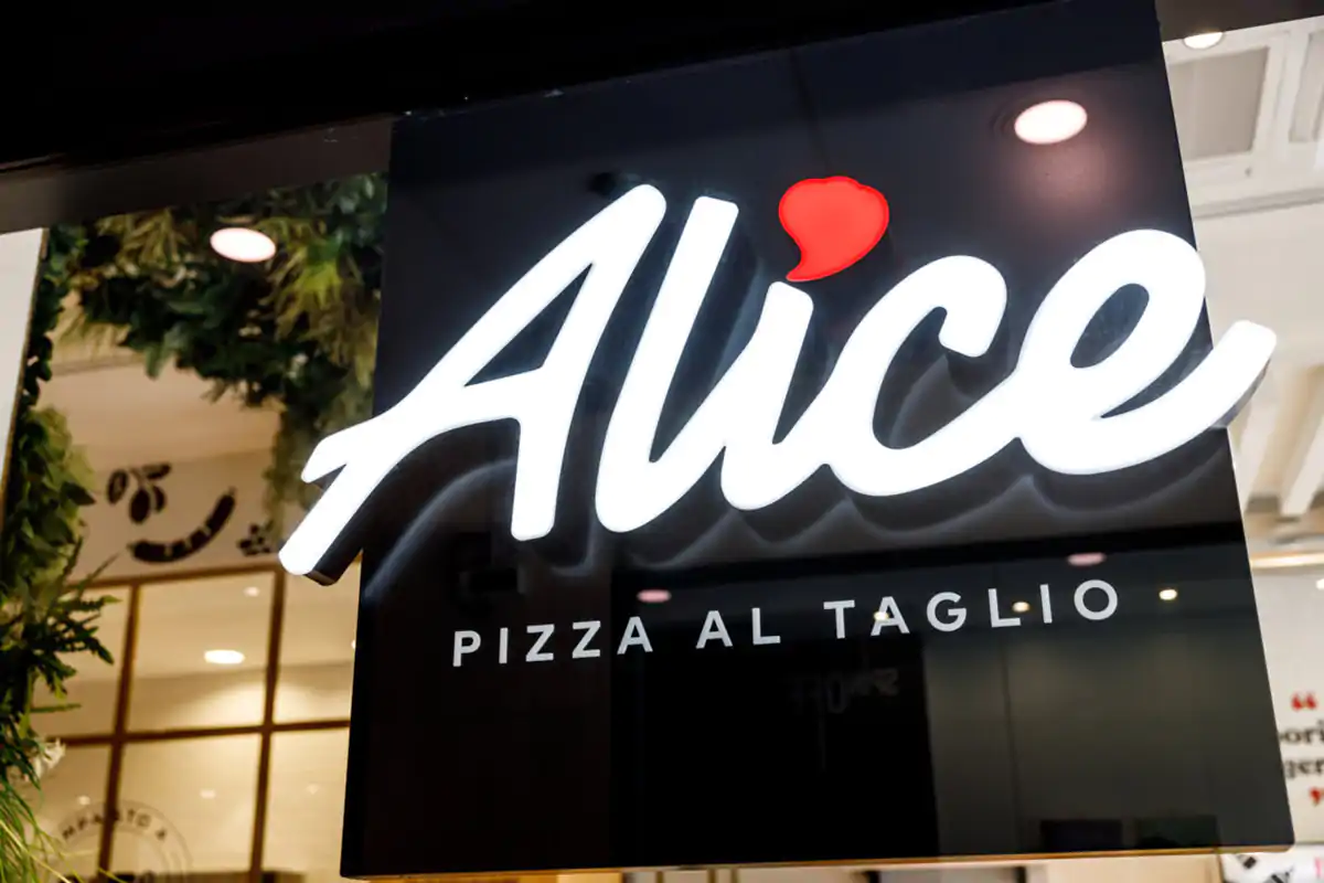 L'insegna Alice Pizza Alice Pizza, l'ottavo store a Milano si celebra con un assaggio per tutti