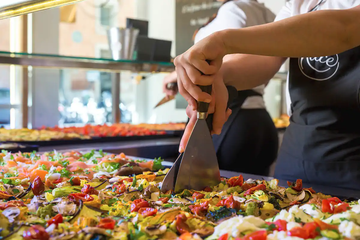 La pizza in teglia di Alice Pizza Alice Pizza, l'ottavo store a Milano si celebra con un assaggio per tutti