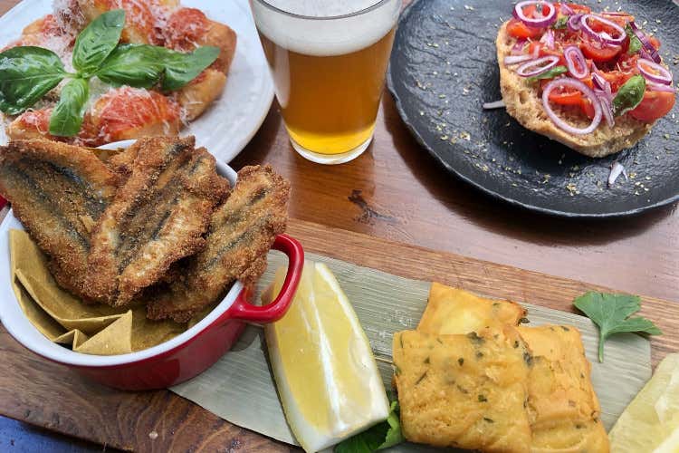 QUEEAlici panate e panelle servite con composta di cipolla di Tropea e stracciatella di Andria Viaggio culinario on the road all’Isola Tiberina con Queen Makeda