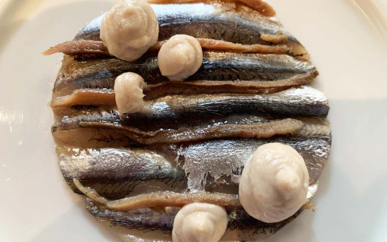 Alici per Risotto burro e alici Pipero, lo stellato che non ti aspetti: ribelle alle regole con cucina sorprendente