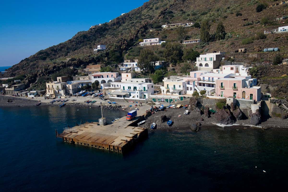 Alicudi conquista con paesaggi selvaggi, terrazzamenti vulcanici e panorami mozzafiato