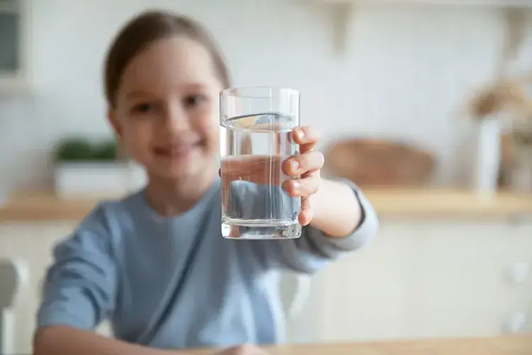 Bere due litri d'acqua al giorno