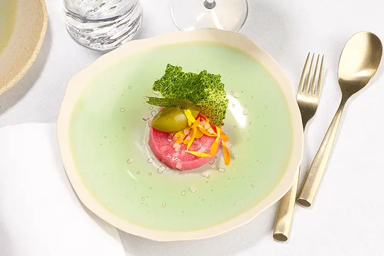 Rabarbaro in crosta. Uno dei piatti di Yannick All&eacute;no &agrave; l&rsquo;H&ocirc;tel Hermitage Yannick All&eacute;no &agrave; l&rsquo;H&ocirc;tel Hermitage Nuova terrazza a Monte Carlo