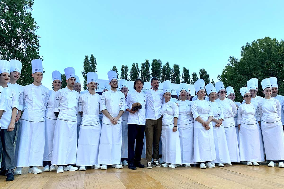 Gli allievi di Alma presenti alla serata  Parma celebra la Notte dei Maestri del Lievito Madre