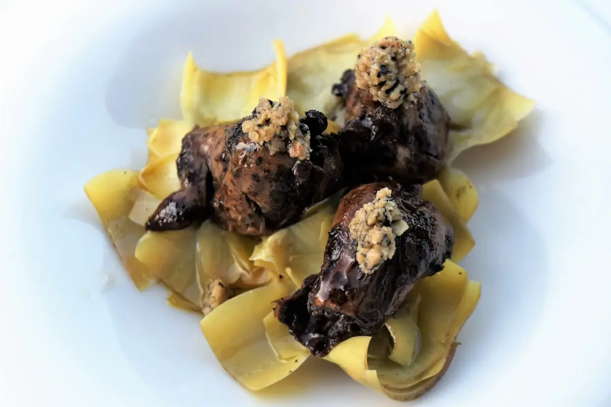 Allodole in casseruola con carciofi e salsa al tartufo uncinatum Allodole in casseruola con carciofi e salsa al tartufo uncinatum