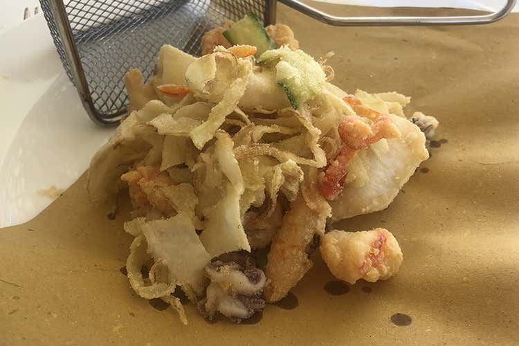 Il fritto - Pesce fresco e stranieri al Forte Alpemare riparte alla grande