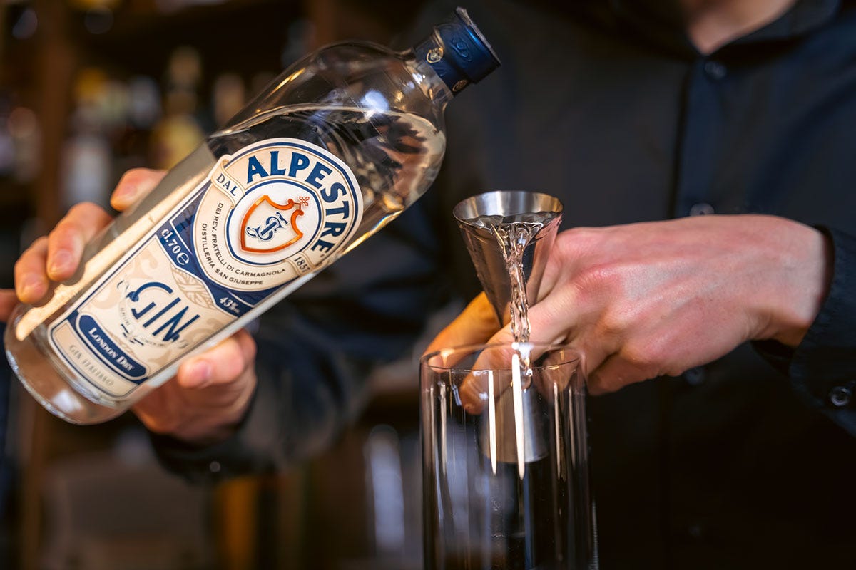 Uno dei due gin Alpestre: una forte identità nelle mani dei bartender Onestigroup presenta “I 5 volti di Alpestre