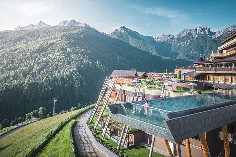 La piscina (Alpin Panorama Hotel Hubertus Il brivido di nuotare nel vuoto)