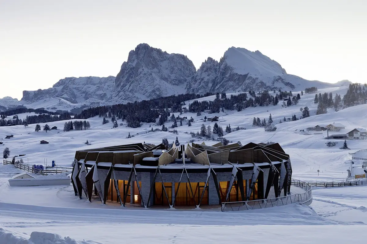 L'edificio circolare dell'Alpina Dolomites Health Lodge &amp; Spa Alpina Dolomites Lodge, 5 stelle tra design e sostenibilit&agrave;