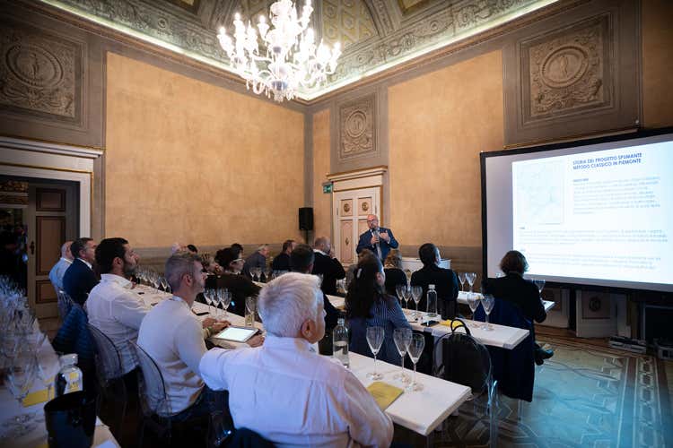 La presentazione della Docg a Milano (Alta Langa, le bollicine piemontesi si fanno largo in Lombardia)