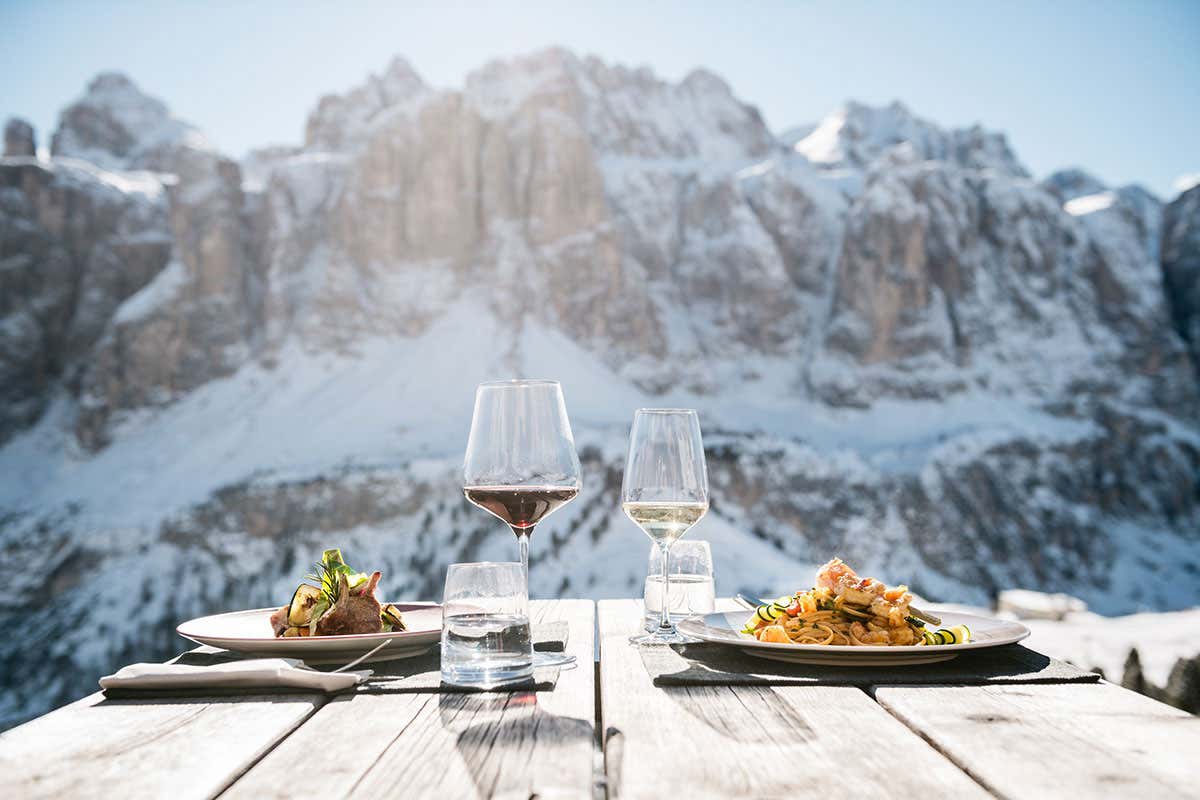 Alta Badia gourmet Sciare... con gusto sulle Dolomiti. L'Alta Badia prepara un inverno gourmet