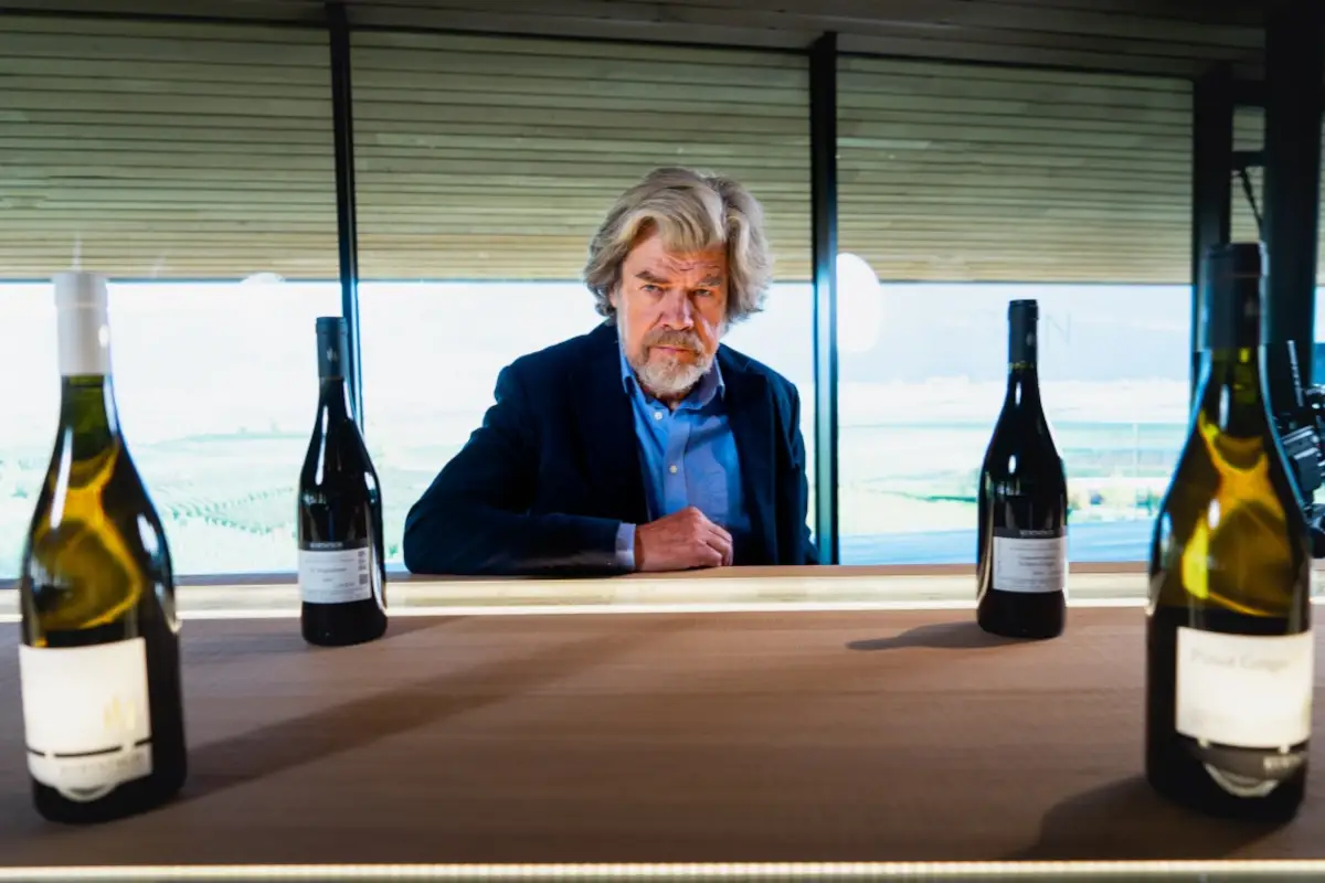 Reinhold Messner con i vini dell'Alto Adige (foto Victor Gabriel Hofer) Vini dell'Alto Adige, lo spot &egrave; un successo: pioggia di premi e visualizzazioni