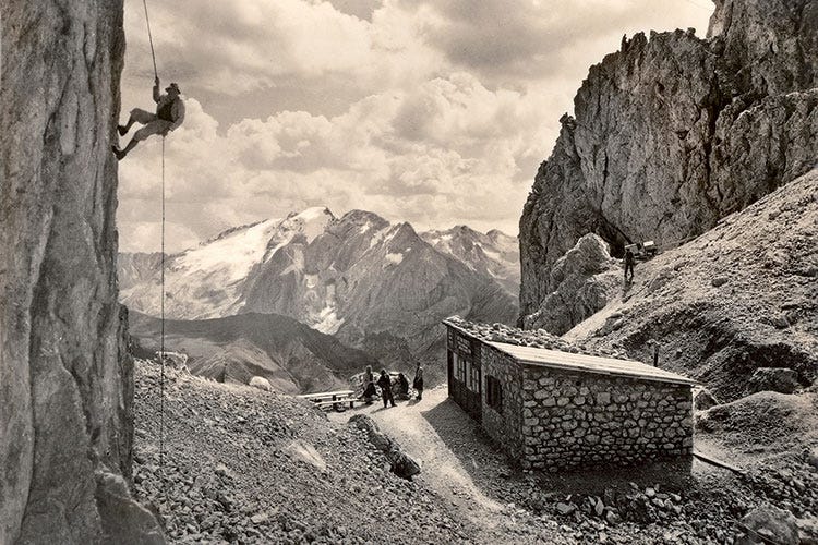 Foto storica di alpinisti sulle Dolomiti (Alto Adige in festa Due anniversari per le Dolomiti)