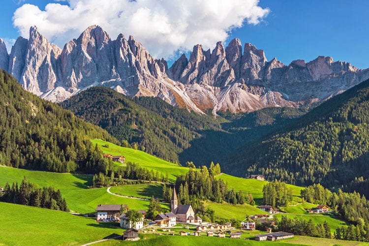 Un suggestivo paesaggio dolomitico - Il Trentino è la regione più social Ma la più cliccata è la Sicilia