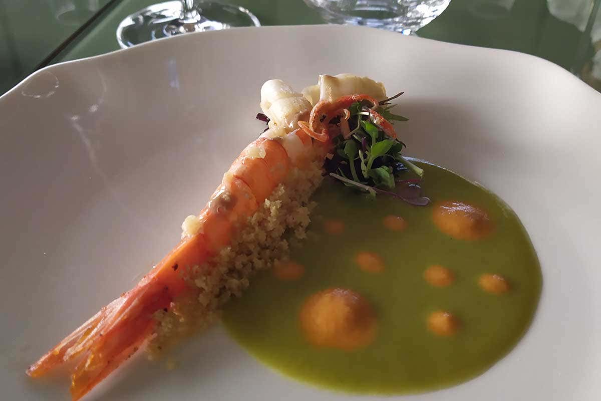 Un piatto da non perdere: Gambero di Mazara del Vallo con polvere di tarallo Alto Ristorante ha riaperto. E non mancano i nuovi progetti: un ristorante aperto 24 ore