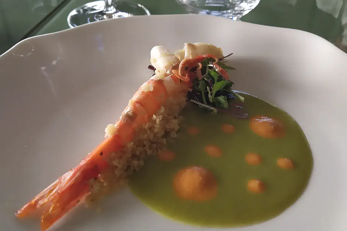 Un piatto da non perdere: Gambero di Mazara del Vallo con polvere di tarallo Alto Ristorante ha riaperto. E non mancano i nuovi progetti: un ristorante aperto 24 ore