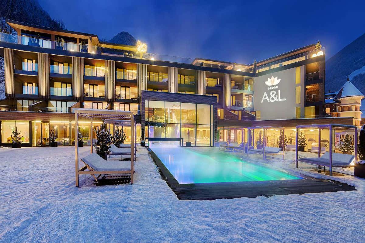 L'ingresso dell'Amonti&Lunaris Wellnessresort Trattamenti 100% naturali nelle Spa dei Belvita Leading Wellnesshotels Südtirol