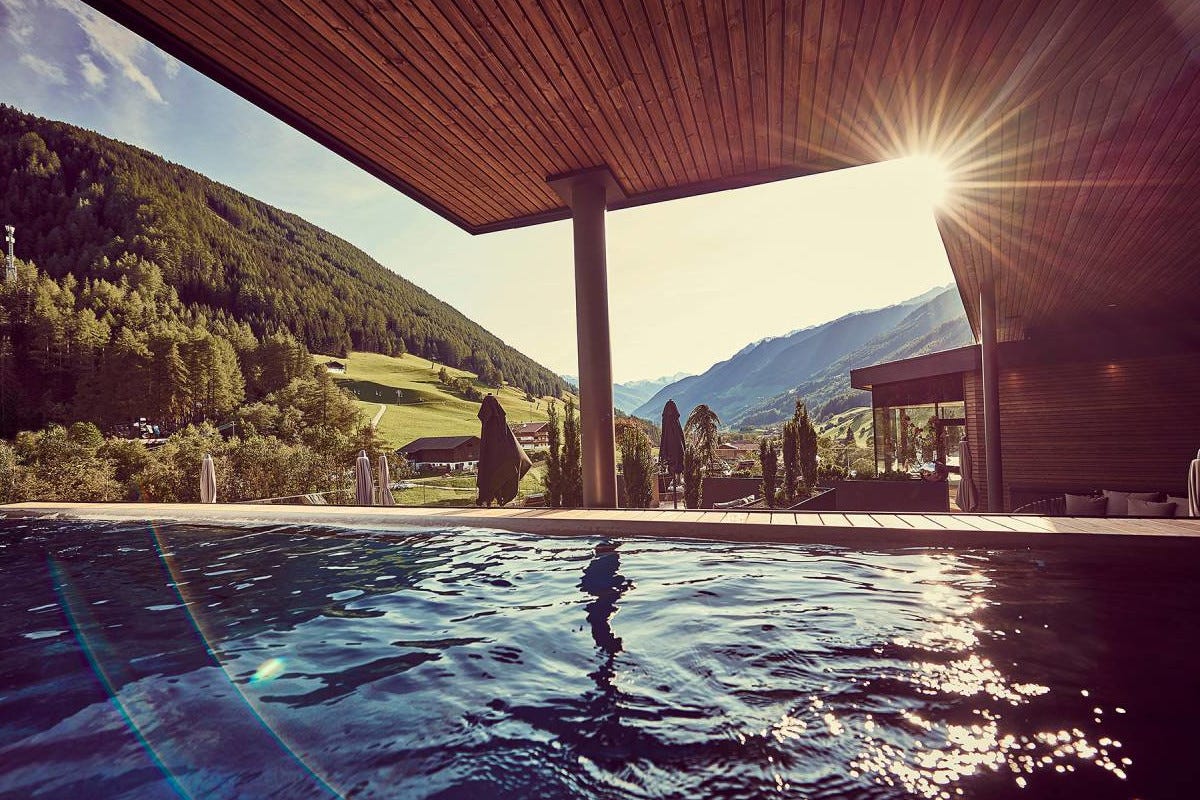 Una piscina dell'Amonti Lunaris (foto sito) Trattamenti 100% naturali nelle Spa dei Belvita Leading Wellnesshotels Südtirol