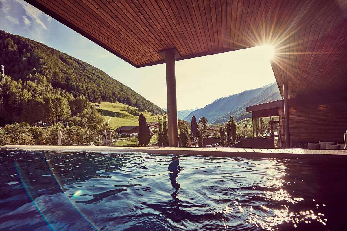 Una piscina dell'Amonti Lunaris (foto sito) Trattamenti 100% naturali nelle Spa dei Belvita Leading Wellnesshotels Südtirol