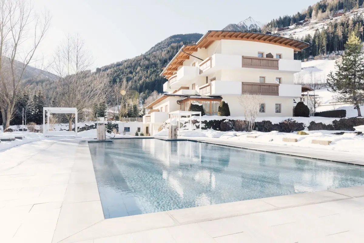 Piscina esterna (foto Daniel Zangerl) Inverno da favola in Valle Aurina all’Hotel Alpenpalace