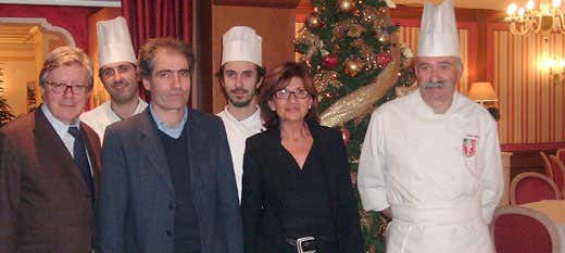 Tino Bino, amministratore delegato dell'Iseolago Hotel, i signori Bera, lo chef Luigi Giudici; alle loro spalle, due chef dello staff di cucina Tino Bino, amministratore delegato dell'Iseolago Hotel, i signori Bera, lo chef Luigi Giudici; alle loro spalle, due chef dello staff di cucina
