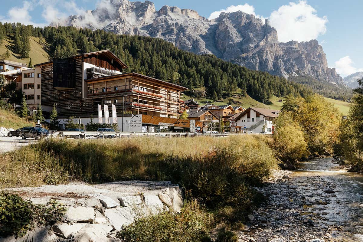 Al Lagació di San Cassiano, il design essenziale e l'isolamento acustico totale creano la cornice per riscoprire la luce del plenilunio tra le vette delle Dolomiti