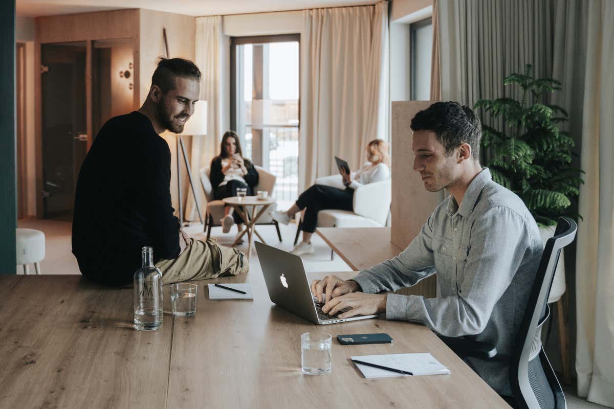 Grazie agli spazi condivisi di Ama Stay si può fare il co-working Ama Stay benessere e smart working ai piedi delle Dolomiti