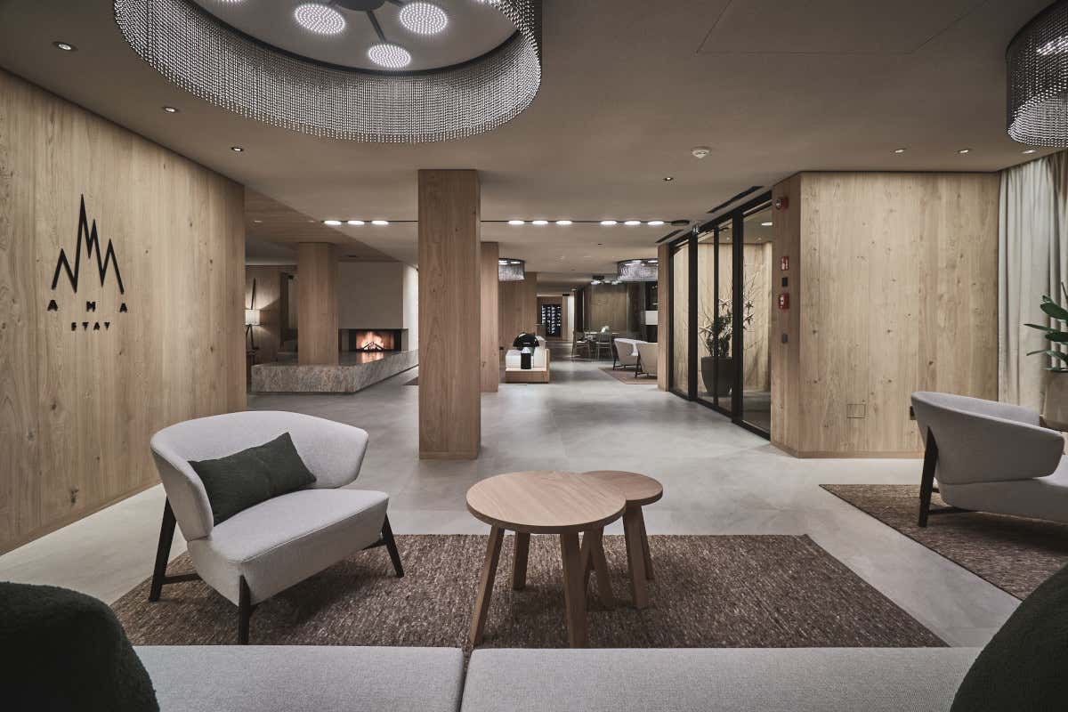 Ama Stay, l'interno della hall Ama Stay benessere e smart working ai piedi delle Dolomiti