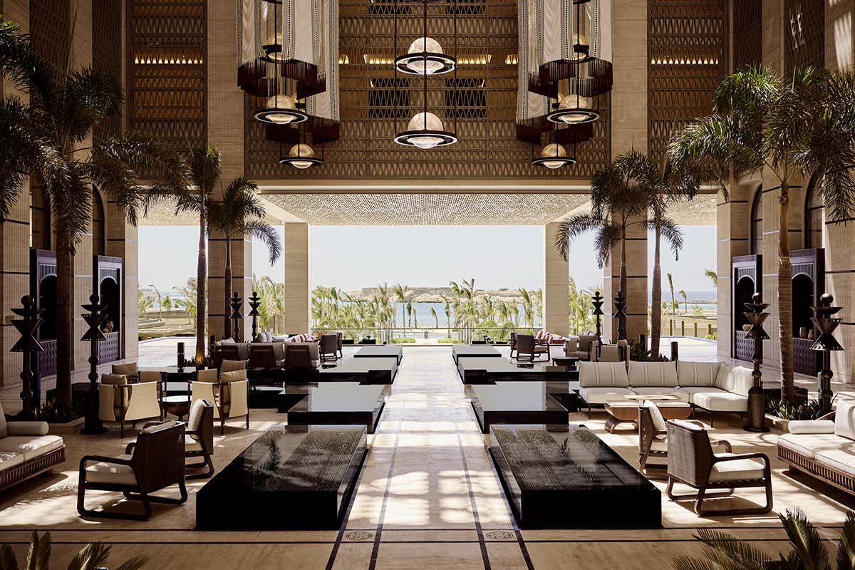 La monumentale e ariosa lobby principale del Four Seasons Resort AMAALA, progettata per offrire una continuità visiva immediata verso i giardini lussureggianti e le acque cristalline del Mar Rosso