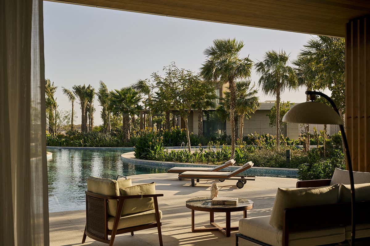 Un'elegante area lounge privata all'aperto con accesso diretto alla piscina del resort