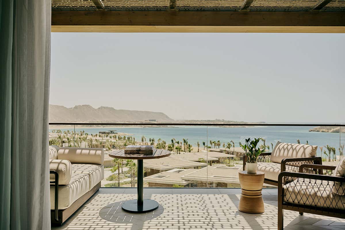 La terrazza panoramica di una delle suite del resort firmate dallo studio U+A, affacciata sulla spettacolare baia di Triple Bay e dotata di un design contemporaneo e minimale