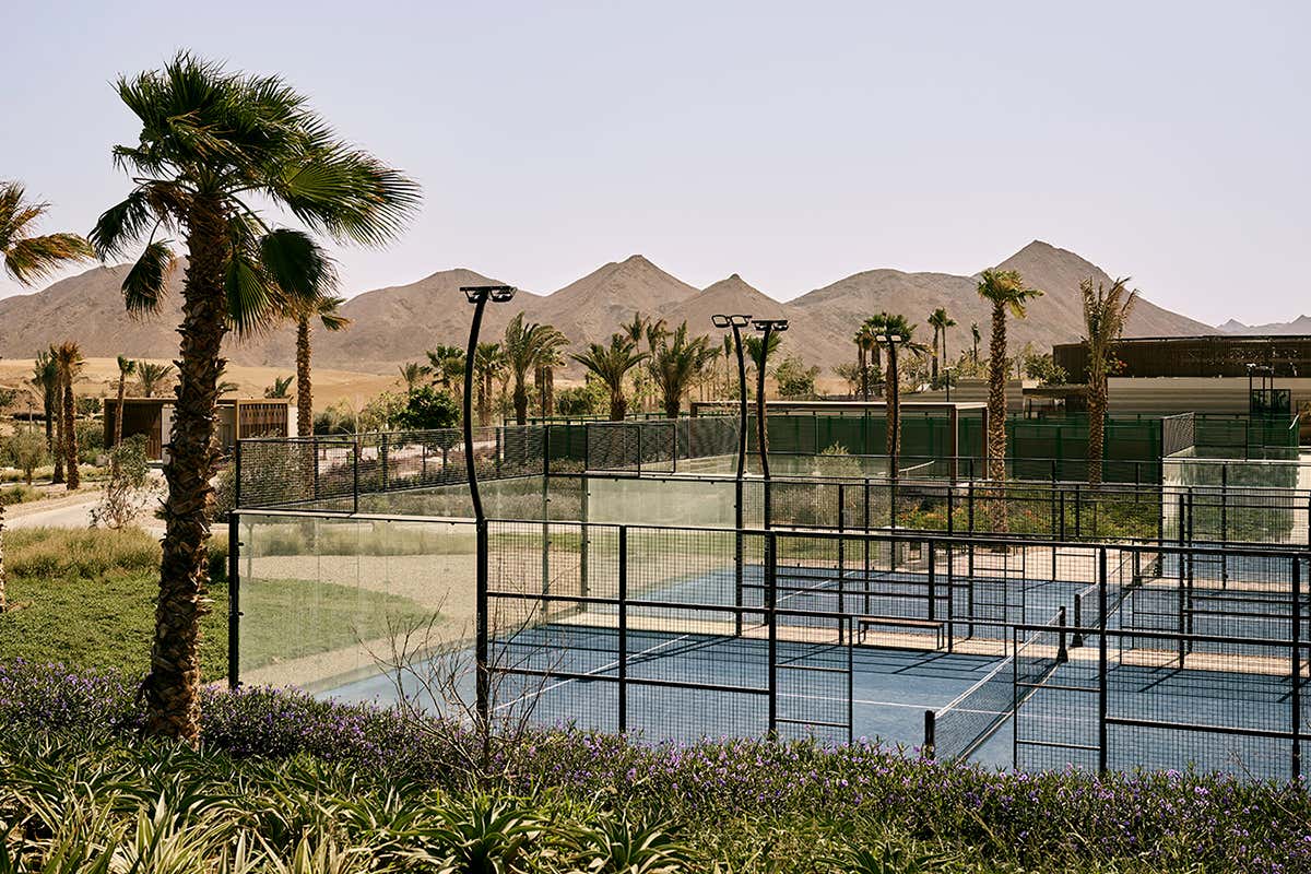 I campi da padel e le aree fitness all'aperto del resort, perfettamente inseriti nel paesaggio naturalistico della regione di Tabuk e circondati dalle caratteristiche montagne desertiche