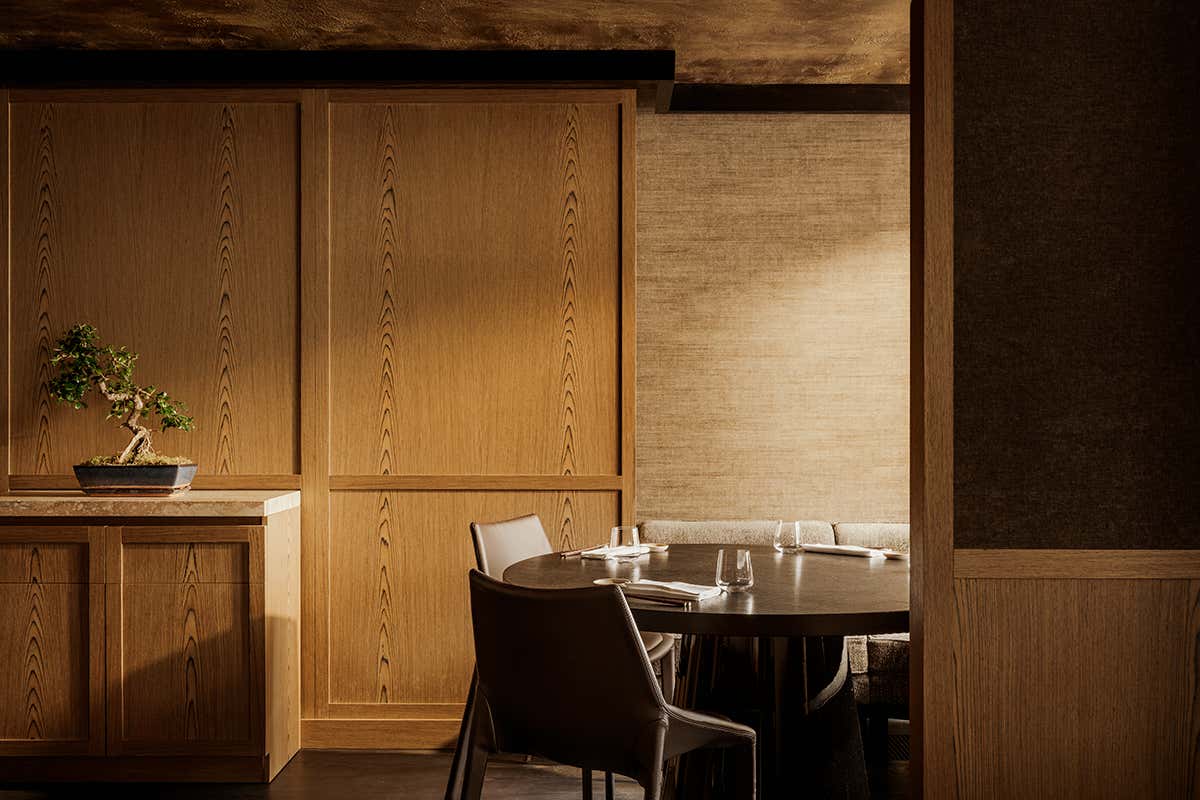 Design minimalista e tonalità naturali negli spazi di Enju