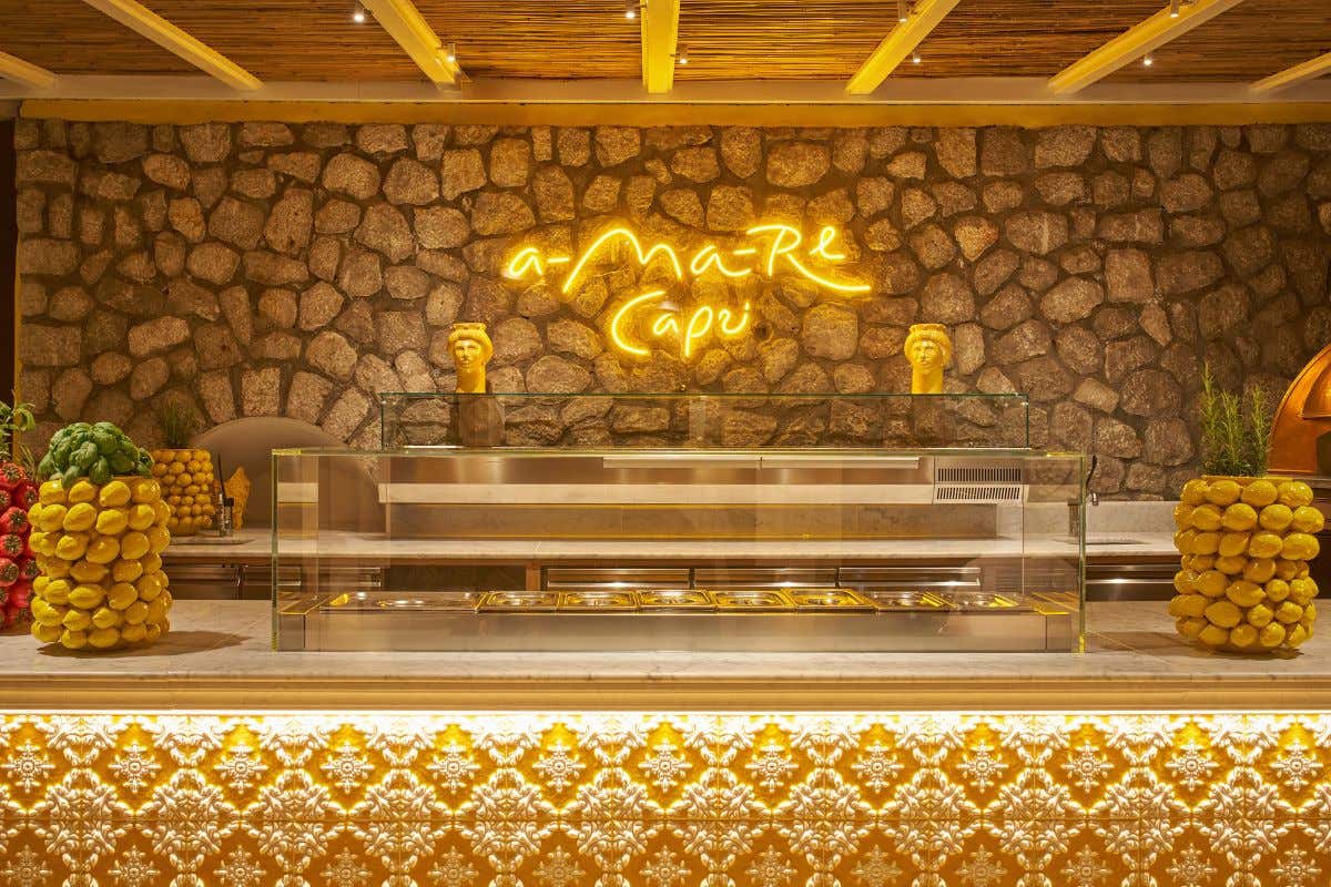Pizza d'autore e osteria di mare: a-Ma-Re Capri sulle acque della Grotta Azzurra