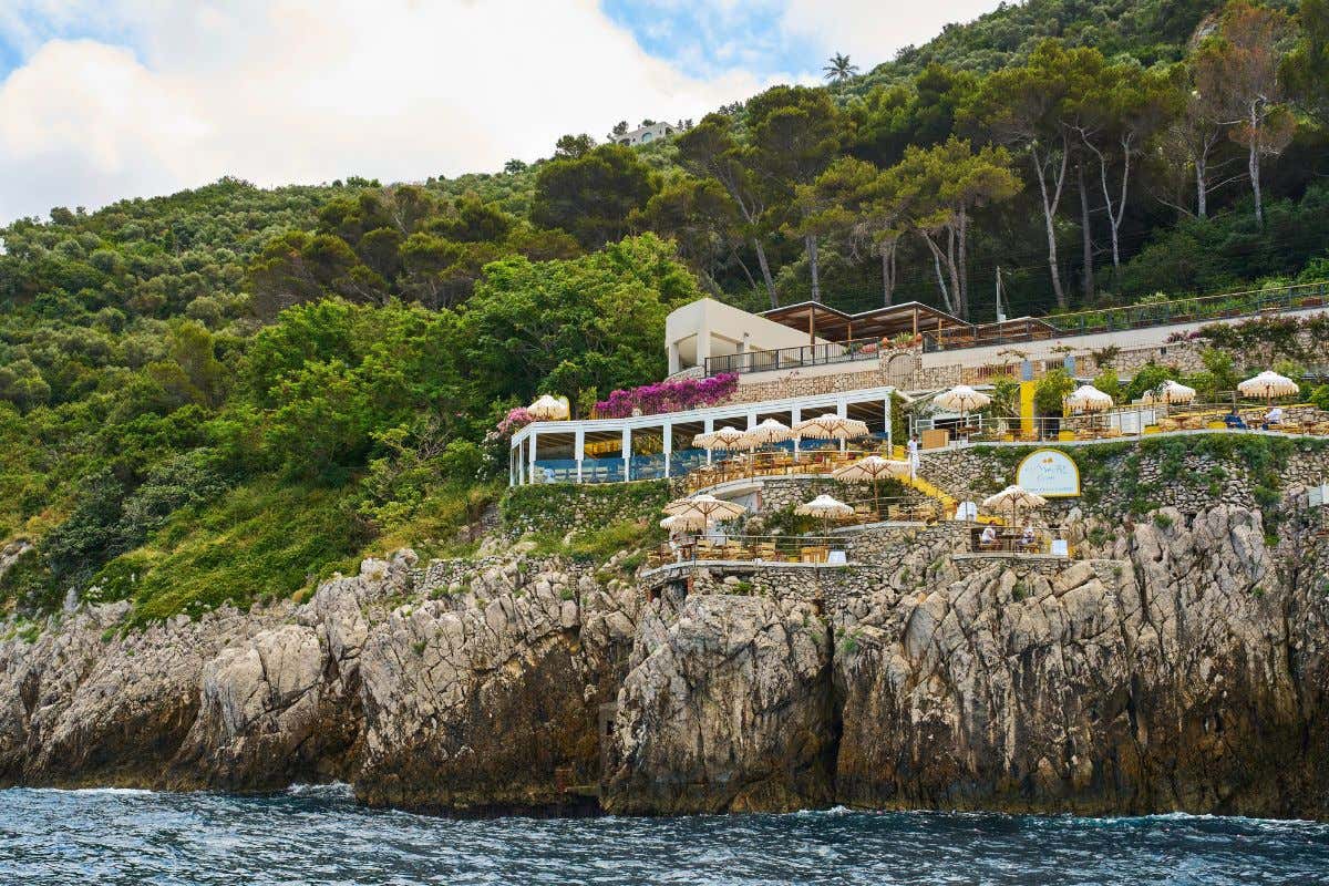 Pizza d'autore e osteria di mare: a-Ma-Re Capri sulle acque della Grotta Azzurra