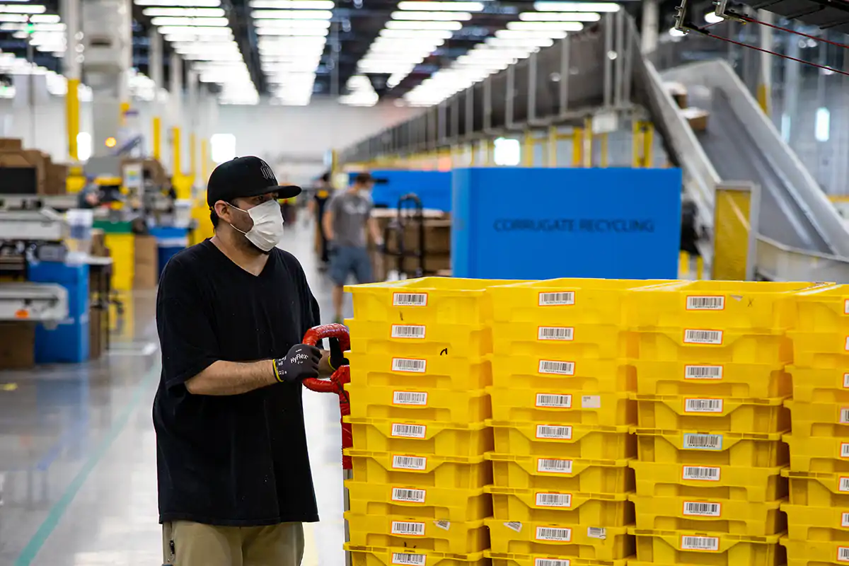 Un lavoratore all'interno di un centro Amazon Amazon si ferma per 24 ore Scatta lo sciopero di logistica e trasporti