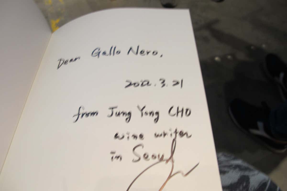 La dedica al colorato libro di favole che Jung Yong Cho ha donato a Manetti Chianti classico: il nuovo ambasciatore parla coreano