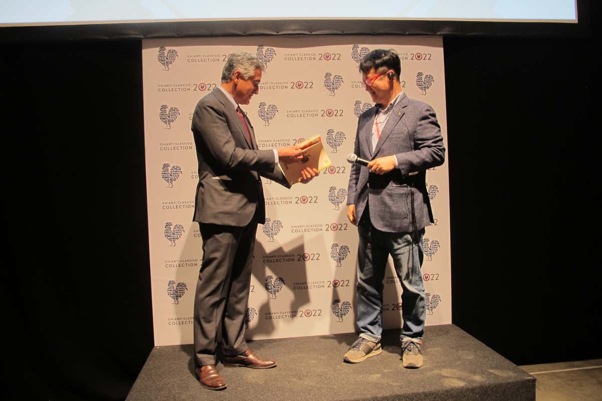 Da sinistra Giovanni Manetti e Jung Yong Cho Chianti classico: il nuovo ambasciatore parla coreano Da sinistra Giovanni Manetti e Jung Yong Cho Chianti classico: il nuovo ambasciatore parla coreano