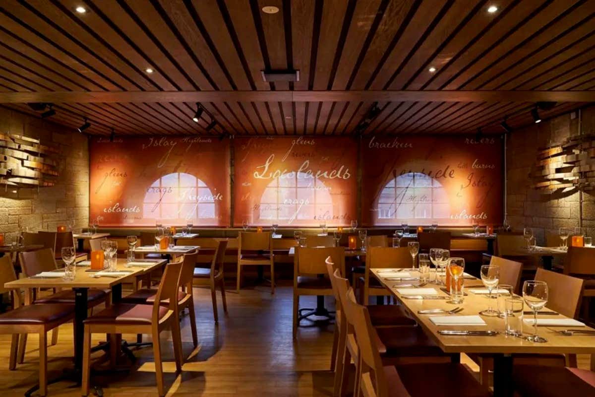 La sala interna del Amber Restaurant