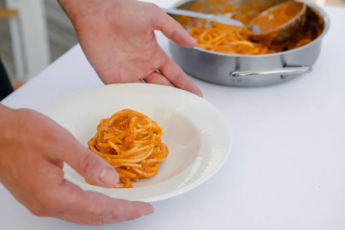 Uno dei piatti proposti dallo chef Davide Ferraresi: La nostra ajo e oio Ambrosia &egrave; il nuovo ristorante dell'Hotel Vittoria. Alla guida il cuoco Ferraresi