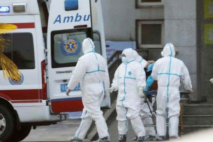 Personale sanitario al lavoro -Coronavirus, i numeri di emergenza da chiamare in Lombardia e Veneto
