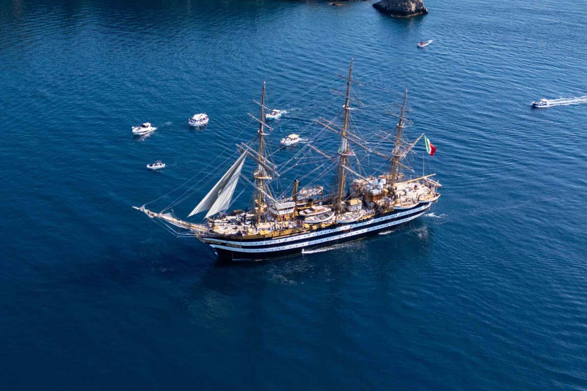 Dalla Calabria un regalo alla nave Amerigo Vespucci: il peperoncino sale a bordo Dalla Calabria un regalo alla nave Amerigo Vespucci: il peperoncino sale a bordo