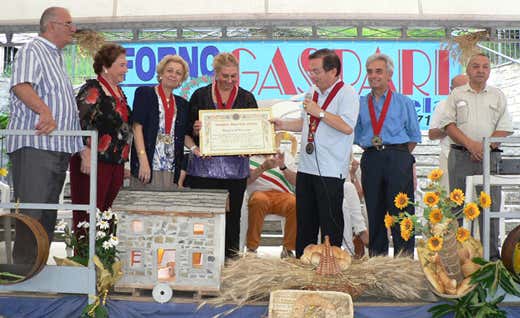 Da sinistra: Loris e Bruna Gaspari, Maria Grazia Musajo Somma di Galesano, Michela Gaspari, Carlo Musajo Somma di Galesano, Aldo Bertozzi ed Enrico Cafari Panico Da sinistra: Loris e Bruna Gaspari, Maria Grazia Musajo Somma di Galesano, Michela Gaspari, Carlo Musajo Somma di Galesano, Aldo Bertozzi ed Enrico Cafari Panico