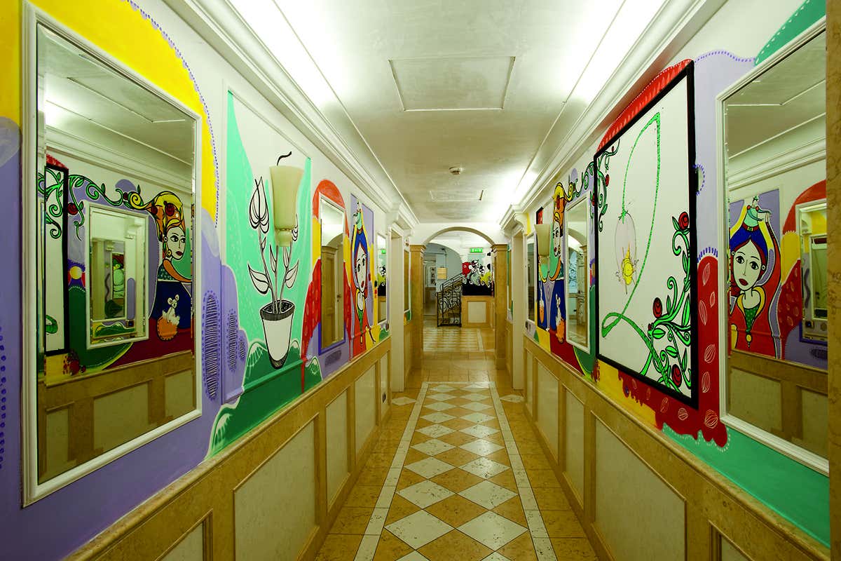 Il corridoio del piano terra. Foto: Gianni Basso Vegamg Hotel o galleria d&rsquo;arte contemporanea? No, Byblos Art Hotel Villa Amist&agrave;