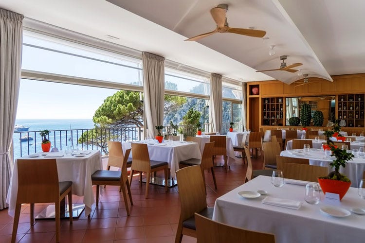 La sala interna del ristorante - Amitrano sbarca a Capri e dedica un menu agli under 40