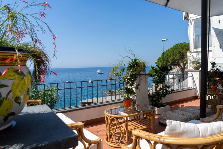La terrazza esterna - Amitrano sbarca a Capri e dedica un menu agli under 40