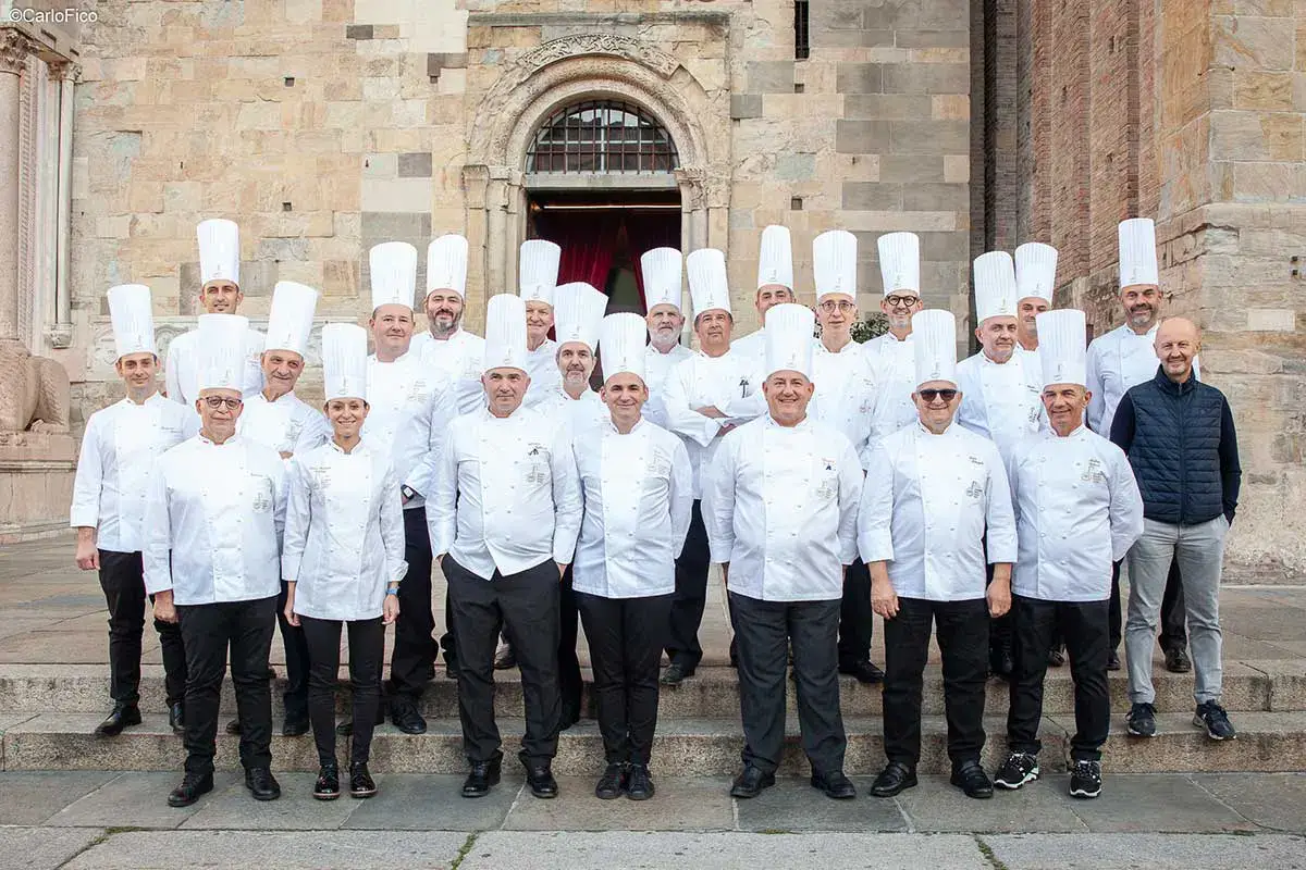 I Maestri Pasticceri davanti al Duomo di Parma con l&rsquo;assessore al Turismo Cristiano Casa Condivisione, pluralit&agrave;, giovani: i cardini dell&rsquo;attivit&agrave; dell&rsquo;Accademia Maestri Pasticceri Italiani