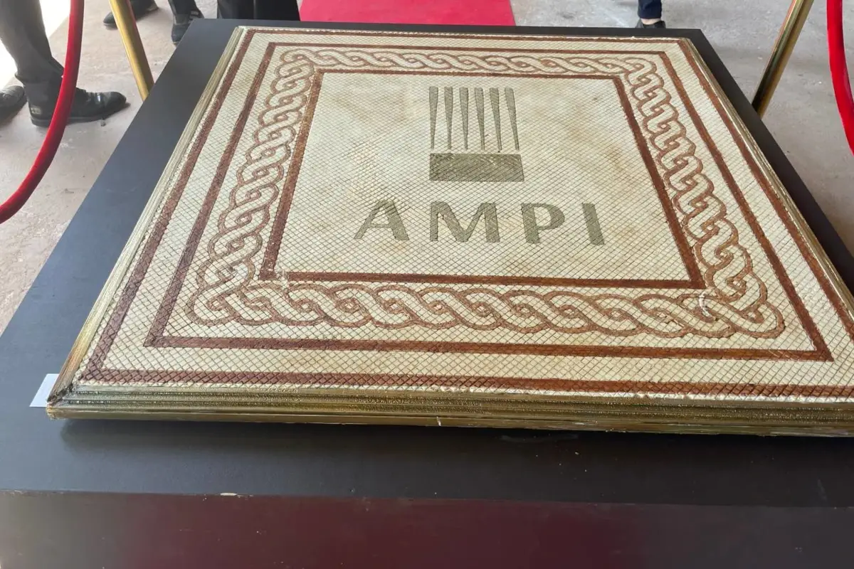 La torta mosaico della Pasticceria Gabbiano Arte, cultura, ambiente, turismo: i maestri pasticceri di Ampi ripartono da qui