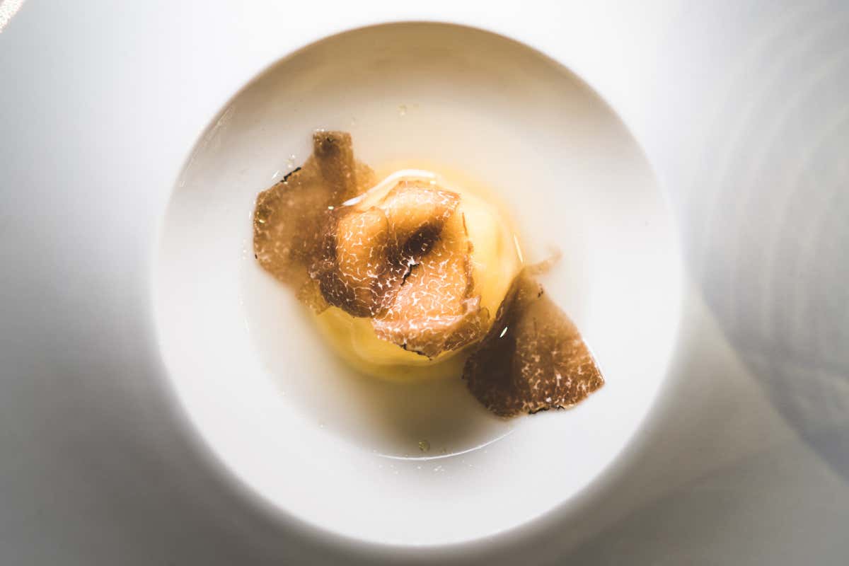 Raviolo liquido, grana padano, formaggella di montagna, uovo e brodo al Grana Padano Dop “Nati per stare insieme” da Tano Passami l’Olio